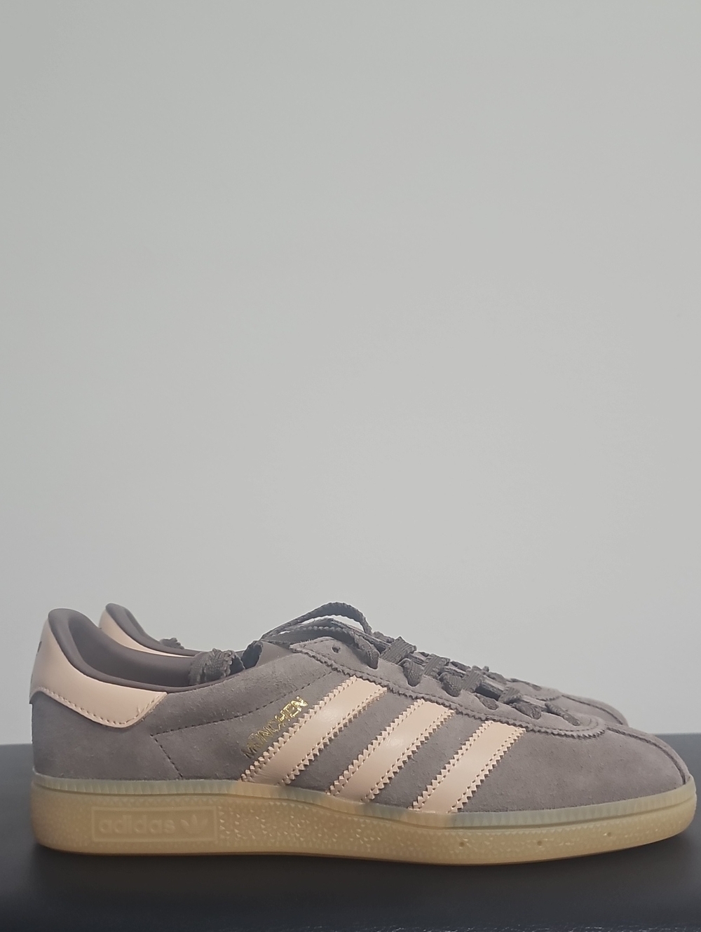 Brand New Adidas Muenchen Size Women's 8 Sku KJ4496